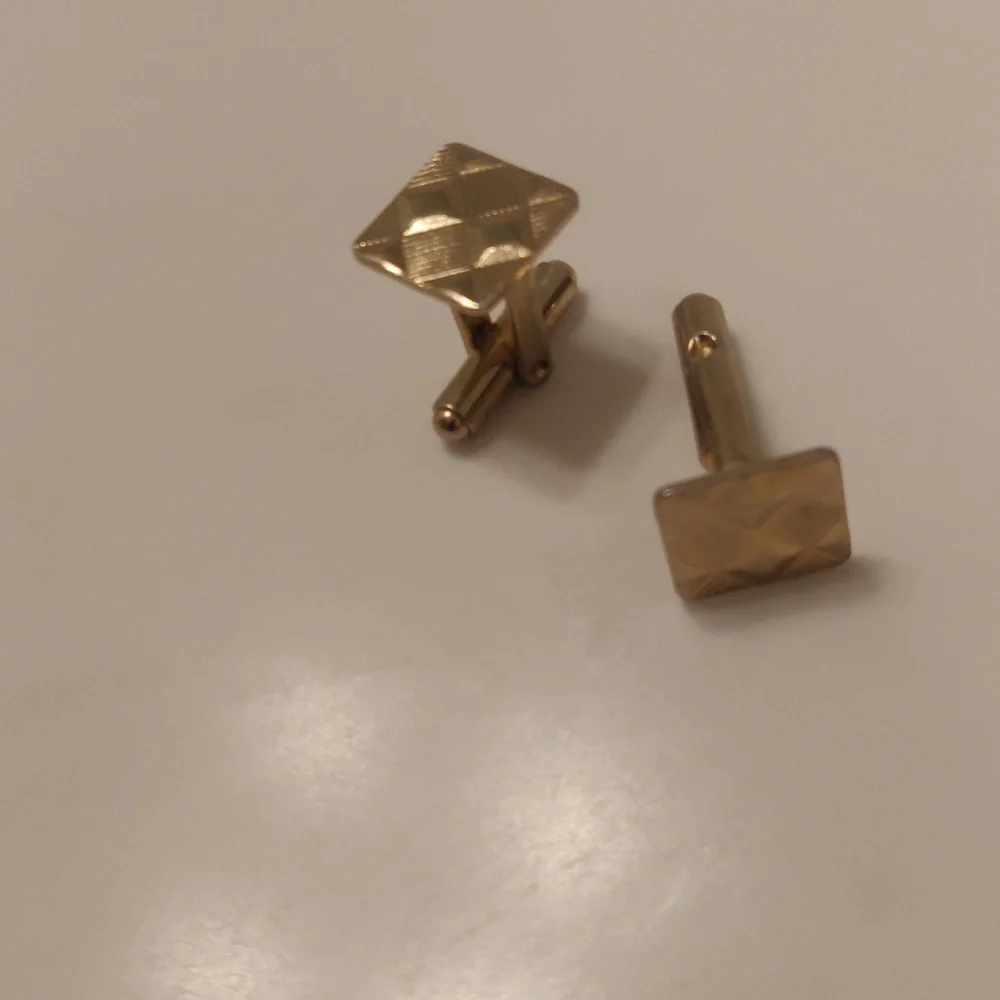 vintage gold-tone cufflinks featuring a distinct geometric, criss-cross